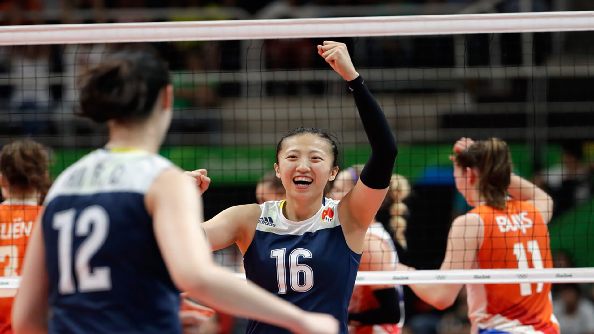 中亚黑马踏翻东欧铁骑！乌兹别克斯坦2-0完胜斯洛伐克，维尼修斯一人搅翻防线成现象级